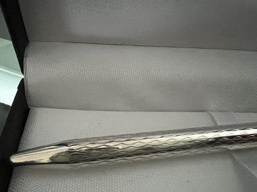 🔴 Kugelschreiber aus 835er Sterlingsilber, massiver Korpus mit Guilloche-Muster, antiker Knopf, 15 