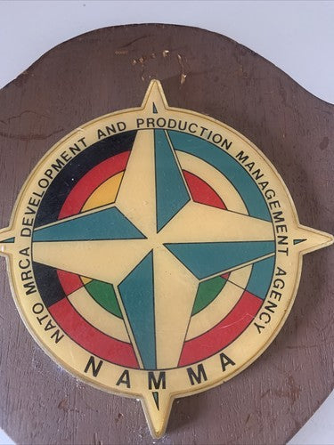 🔴 CREST militare NATO DEVELOPMENT MANAGEMENT AGENCY NAMMA scudo legno