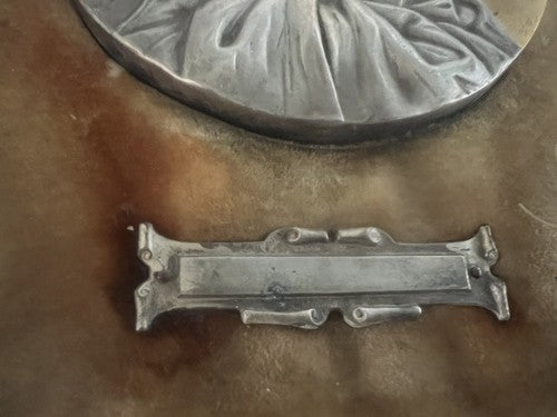 🔴 DESVERGNES Madonna medaglione metallo cesellato RILIEVO base di pelle vintage