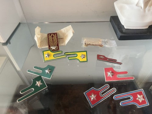 Duffle-Armee, italienisches Militär, Metall und Lack, Rangabzeichen, 13-teilig, Vintage 