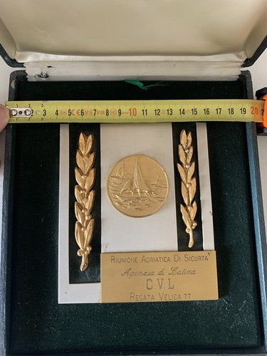 Panonceau Avec Médaille Regata Surface de Voile 1977 Réunion Adriatique De
