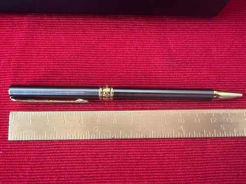 🔴 AURORA Magellan Kugelschreiber, gunmetal-goldene Form, schreibt im D-Gehäuse 