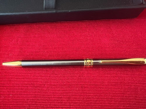 🔴 AURORA Magellan Kugelschreiber, gunmetal-goldene Form, schreibt im D-Gehäuse 