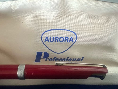 🔴 Der AURORA RED Kugelschreiber mit Einzugsmechanismus schreibt in einem Vintage-Etui 