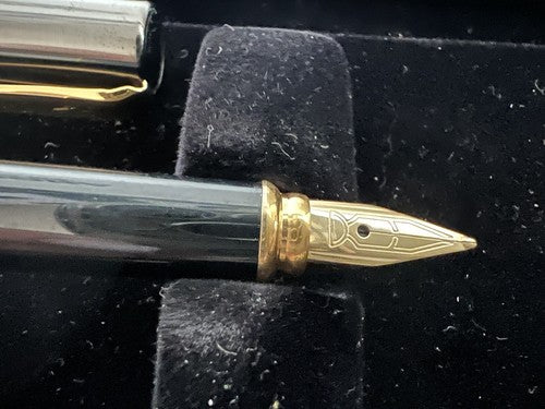 🔴 AURORA Magellan Füllfederhalter, Gunmetal-Lackierung, Goldverzierungen L 