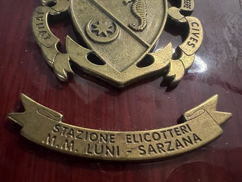 Crest Station Hélicoptères Sarzana Bouclier Bois Poli Et Métal Relief H 15
