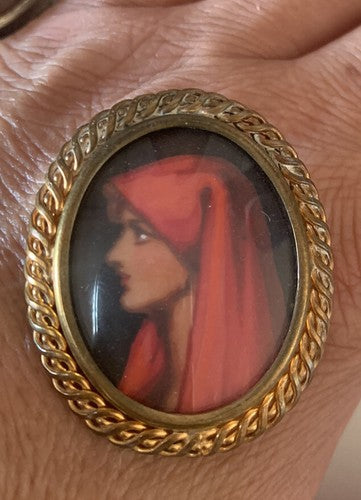 Broche Miniature Profil De Femme Cadre Festonnée Foulard Chapeau Vintage 
