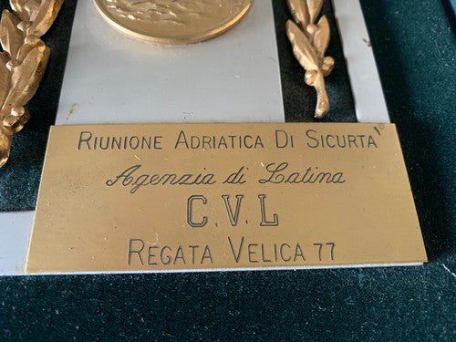 Panonceau Avec Médaille Regata Surface de Voile 1977 Réunion Adriatique De