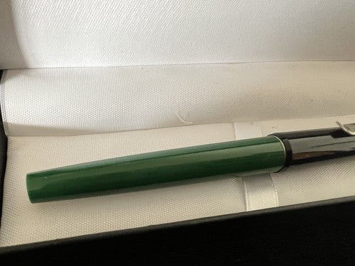 🔴 PELIKAN grün-schwarzer zweifarbiger Patronenfüller SCHREIBT Vintage 