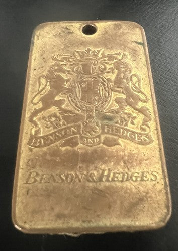 🔴 BENSON & HEDGES lingotto in metallo pieno dorato a rilievo con foro, vintage