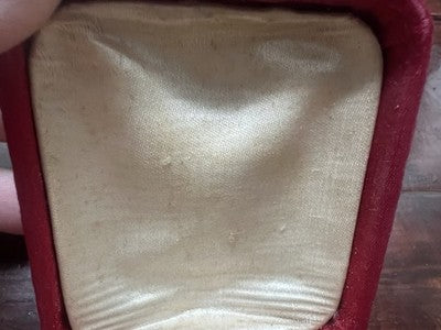 Taschenuhrenetui aus rotem Stoff, Vintage 1920 