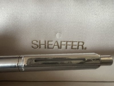 SHEAFFER Kugelschreiber Vintage mit glänzenden Profilen aus Chrom-Satin 
