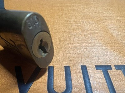 🔴 LOUIS VUITTON lucchetto originale dorato n 313 senza chiave da chiedere