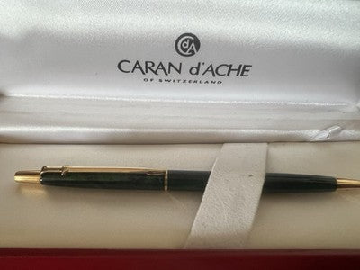 Garantie für den Caran d'Ache Madison Kugelschreiber in Grünlack-Marmor-Optik 