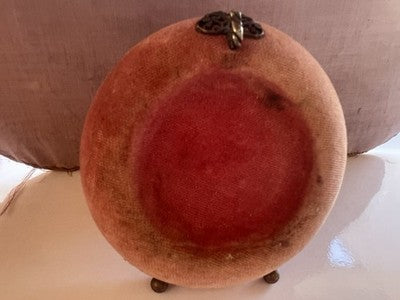 🔴 Originale Vintage-Taschenuhrenvitrine aus Messing und rosa Samt aus den frühen 1900er Jahren