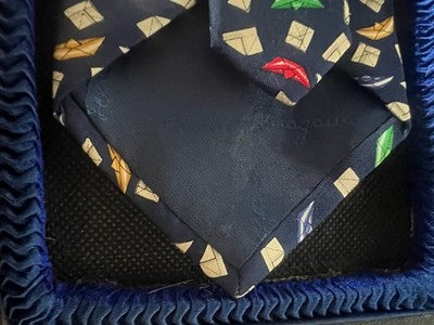 🔴 SALVATORE FERRAGAMO cravatta seta 100% barchette origami blu fantasia
