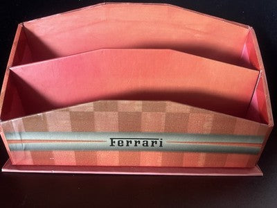 🔴 Originaler rot-karierter Vintage-Dokumentenhalter von FERRARI für den Schreibtisch 