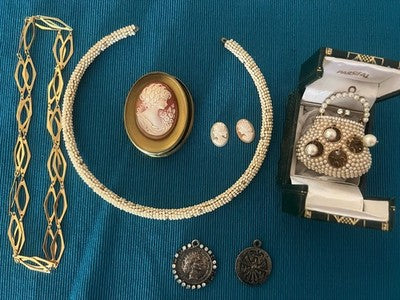 Halsketten, Modeschmuck, Kameen, Anhänger, Ketten und Perlen, Vintage-Jahre '70er Jahre' 