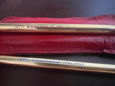 🔴 Blaue und rote Kugelschreiber des italienischen Sieroterapico-Instituts in einem Vintage-Lederetui 
