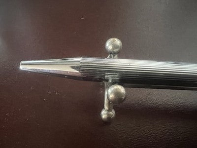 🔴 DELTA Kugelschreiber aus Chrom mit geriffelten Kanten und Druckknopf – schreibt im Vintage-Stil