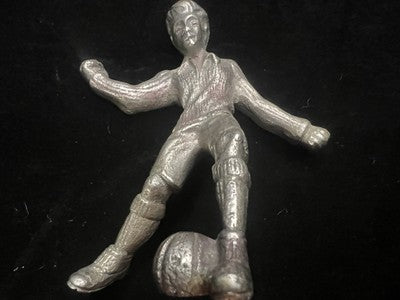 🔴 Mascot emblema ragazzo con pallone trofeo scolpito metallo vintage