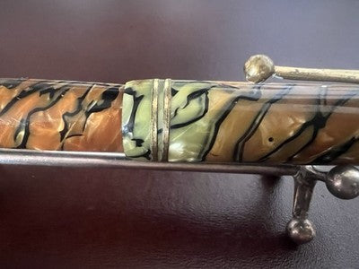 Füllfederhalter aus marmoriertem Zelluloid mit Druckmechanismus Vintage '40 
