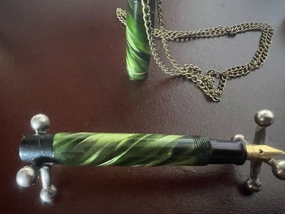 Pluma Estilográfica De Celuloide Verde Iridiscente Con Collar Vintage '30
