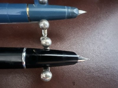 Auretta Füllfederhalter, schwarz-blaue Federn (M) und F, mit Tintenpatronen, Vintage 1970 
