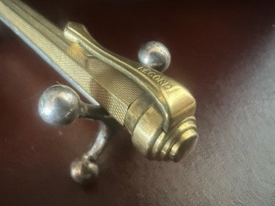 🔴 RECORD Druckbleistift mit Guilloche-Finish, sechseckigem Goldkörper, schreibt im Vintage-Stil.