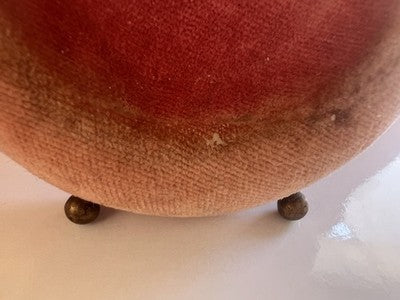 🔴 Originale Vintage-Taschenuhrenvitrine aus Messing und rosa Samt aus den frühen 1900er Jahren