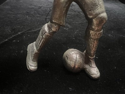 🔴 Mascot emblema ragazzo con pallone trofeo scolpito metallo vintage