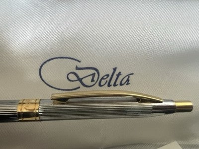 🔴 DELTA Kugelschreiber aus Chrom mit geriffelten Kanten und Druckknopf – schreibt im Vintage-Stil