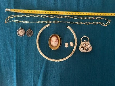 Halsketten, Modeschmuck, Kameen, Anhänger, Ketten und Perlen, Vintage-Jahre '70er Jahre' 