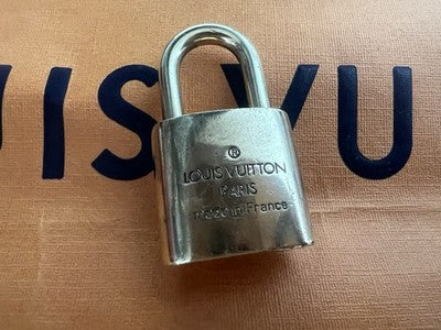 🔴 LOUIS VUITTON lucchetto originale dorato n 318 senza chiave da chiedere