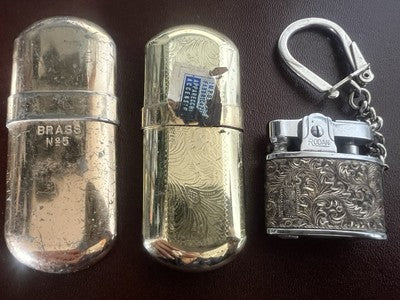🔴 Accendini A BENZINA di metallo portachiavi decorato 3 PEZZI vetrina vintage