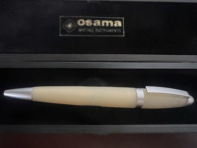 🔴 OSAMA Kugelschreiber, weicher Korpus, Seideneffekt, Chromprofile, Vintage-Schreibstil 