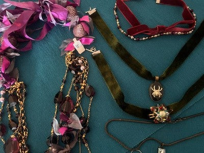 🔴 Vintage-Halsketten, Modeschmuck, Anhänger, Perlen, Samtketten, 70er/90er Jahre, Nr. 1 