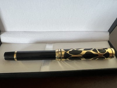 🔴 Black lacquer fountain pen with carved gold trim, vintage F nib 
