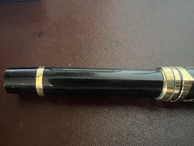 🔴 Black lacquer fountain pen with carved gold trim, vintage F nib 
