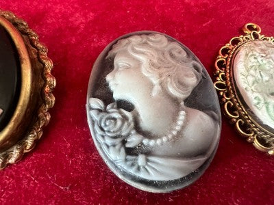Italienische Cameos-Halskette, Anhänger, Brosche, Anhänger aus Natursteinen, 4 Stück, Vintage 