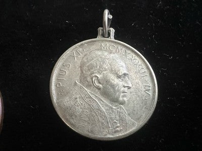 Päpstliche Medaillen Zwei von Paul VI. + Eine von Pius Xi. Vintage-Bestand 7 