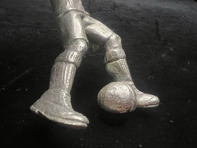 🔴 Mascot emblema ragazzo con pallone trofeo scolpito metallo vintage