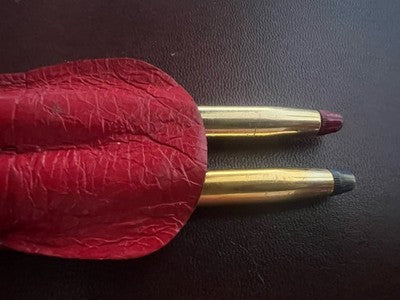 🔴 Blaue und rote Kugelschreiber des italienischen Sieroterapico-Instituts in einem Vintage-Lederetui 