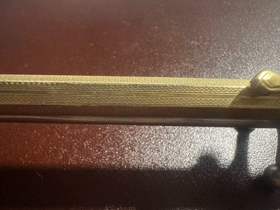 🔴 RECORD Druckbleistift mit Guilloche-Finish, sechseckigem Goldkörper, schreibt im Vintage-Stil.