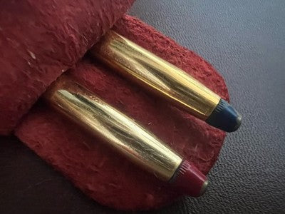 🔴 Blaue und rote Kugelschreiber des italienischen Sieroterapico-Instituts in einem Vintage-Lederetui 