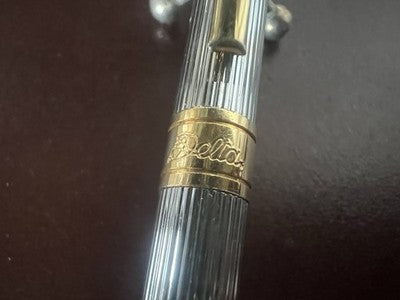 🔴 DELTA Kugelschreiber aus Chrom mit geriffelten Kanten und Druckknopf – schreibt im Vintage-Stil