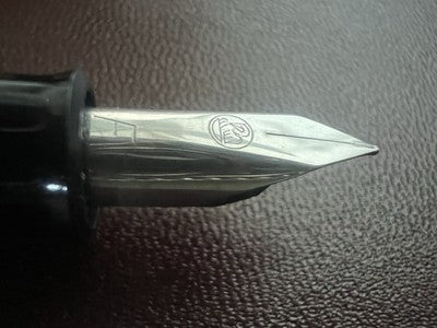 🔴 PELIKAN 120 penna stilografica verde nera a pistone oblò pennino F scrive