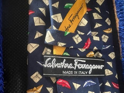 🔴 SALVATORE FERRAGAMO cravatta seta 100% barchette origami blu fantasia