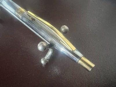 🔴 DELTA Kugelschreiber aus Chrom mit geriffelten Kanten und Druckknopf – schreibt im Vintage-Stil