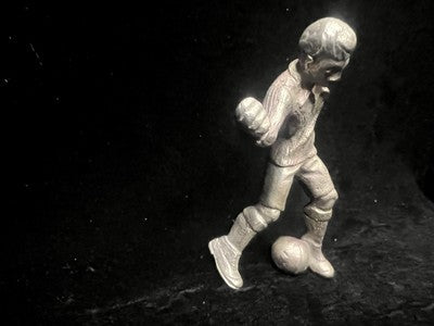 🔴 Mascot emblema ragazzo con pallone trofeo scolpito metallo vintage